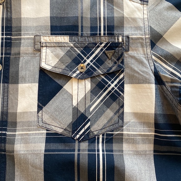 Men’s Guess Short Sleeve Button Down Shirt Blue & White Size Large - Picture 2 of 4